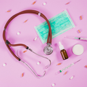 Icon Gesundheit – Stethoskop und Tabletten, Gesundheitsprodukte für Wohlbefinden und Pflege.